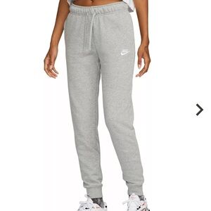 Nike Women's Sportswear Club Fleece
Mid-Rise Joggers size medium